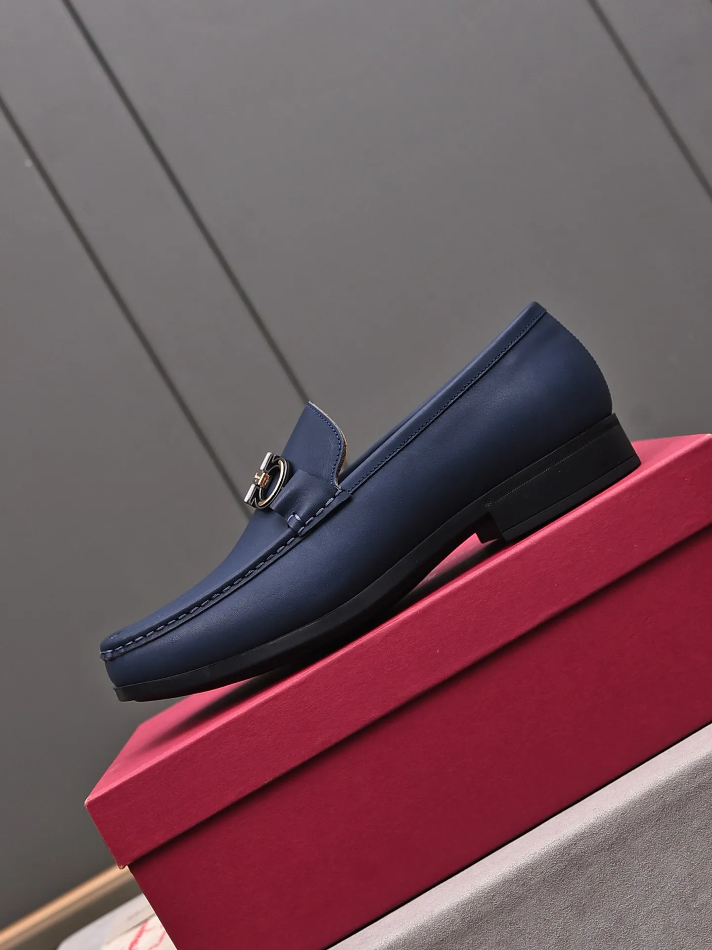 Factory: 250 [Original running volume quality] Brand: Ferragamo (Ferragamo) Size: Men's size 38/44 (45 can be customized) Grade: Same style as the official website High-end quality men's shoes Material: Original first-layer calfskin Water-dyed cowhide lining Original outsole Style category: Men's fashion formal business casual leather shoes Slip-on men's shoes high-top series Young fashion European and American trends British style Casual matching Comfortable feet